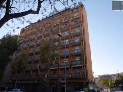 ...sulla destra invece si innalzano ben pi� alti fabbricati costruiti probabilmente negli anni 70